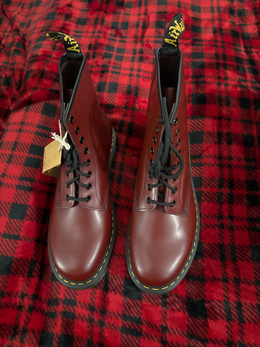 Men’s Size 10 Smooth Eyelett Boots in Cherry Red